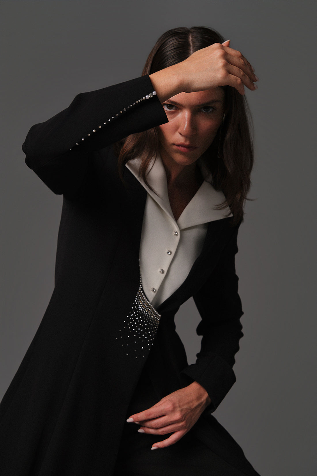 AQUILLORA Twilight notched collar abaya - Black & White (Image 3)